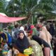 Pengungsi mengantri makan siang yang disiapkan petugas Dinas Sosial Aceh Timur di dapur pengungsian di halaman Kantor Camat Banda Alam, Aceh Timur, Selasa (26/9). Waspada/H Muhammad Ishak