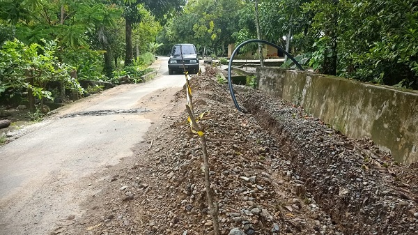 Gundukan tanah bekas galian pipa instalasi air bersih, di kawasan Desa Mesjid, Kecamatan Tangan-tangan, Abdya, yang mengancam keselamatan pengendara. Selasa (26/9).Waspada/Syafrizal