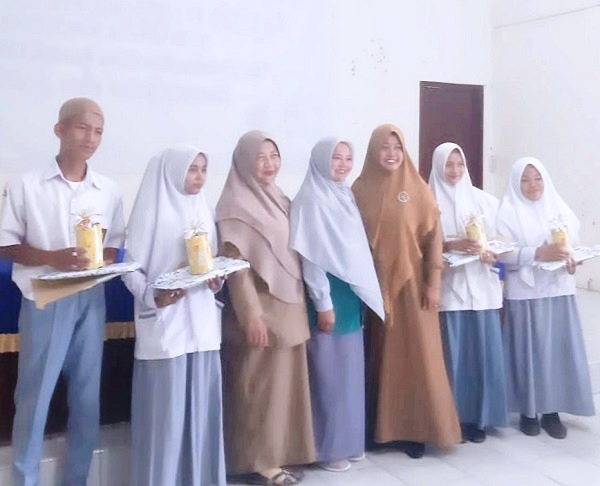 Kegiatan perpisahan siswa-siswi Prakerin SMK Negeri 1 Langsa dengan DPMG Kota Langsa, di Aula Kantor setempat, Selasa (26/9). Waspada/Munawar