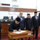 Pj Bupati Aceh Besar Muhammad Iswanto, bersama Ketua DPRK Aceh Besar Iskandar Ali menandatangani Nota Kesepakatan Perubahan KUA dan PPA APBK Tahun Anggaran tahun 2023 di Gedung DPRK Aceh Besar, Selasa (26/9). (Waspada/Zafrullah)