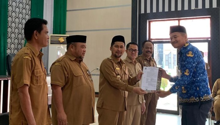 Pj Bupati Serahkan 1 SK Pensiun Dan 65 Kenaikan Pangkat