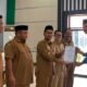 Pj Bupati Syakir serahkan SK terlihat dalam gambar. Waspada/Ist