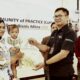 Manager BRI BO Tanjungbalai, Heldin Suranta Tarigan memberikan penghargaan kepada Agen Brilink Mitra UMi saat Sosialisasi CoP Internalisasi Bisnis Mitra UMi. Waspada/ist