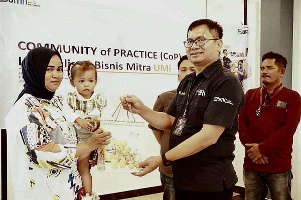 Manager BRI BO Tanjungbalai, Heldin Suranta Tarigan memberikan penghargaan kepada Agen Brilink Mitra UMi saat Sosialisasi CoP Internalisasi Bisnis Mitra UMi. Waspada/ist