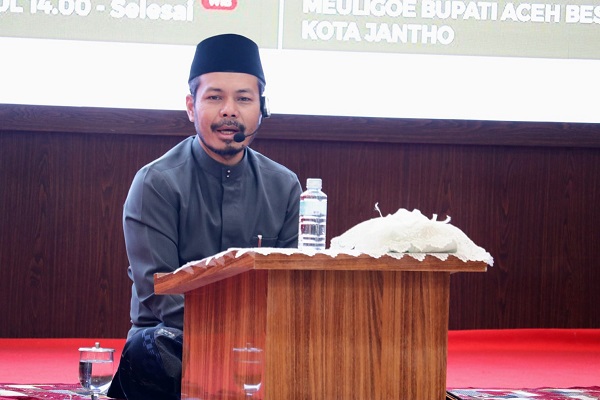 Pimpinan Pondok Pesantren Babul Magfirah, Cot Keueng, Ustadz Masrul Aidi LC MA, saat memberikan tausiyah kepada jamaah pengajian rutin TP-PKK Aceh Besar yang berlangsung di Meuligoe Bupati Aceh BBesar di Kota Jantho, Selasa (26/9). (Waspada/Zafrullah)