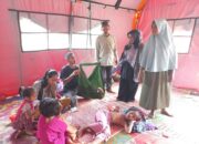 Anak-anak mulai diserang demam dan batuk di tenda pengungsian di halaman Kantor Camat Banda Alam, Aceh Timur, Rabu (27/9). Waspada/H Muhammad Ishak