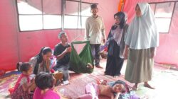 Anak-anak mulai diserang demam dan batuk di tenda pengungsian di halaman Kantor Camat Banda Alam, Aceh Timur, Rabu (27/9). Waspada/H Muhammad Ishak