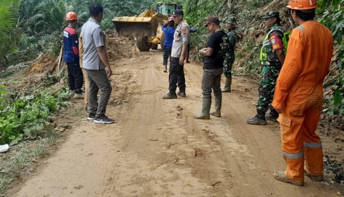 Jalan Lubuk Sidup Tertimbun Longsor Sudah Bisa Dilalui Kendaraan