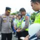 Wakapolres Lhokseumawe, Kompol Dedy Darwinsyah memeriksa kerapian dan kelengkapan personel hingga melakukan cek urine dalam rangka Operasi Penegakan Ketertiban dan Disiplin dihalaman Mapolres Lhokseumawe, Rabu (27/9). Waspada/Zainuddin. Abdullah