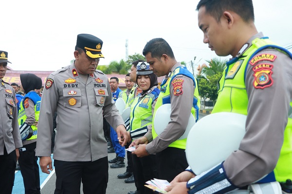Wakapolres Lhokseumawe, Kompol Dedy Darwinsyah memeriksa kerapian dan kelengkapan personel hingga melakukan cek urine dalam rangka Operasi Penegakan Ketertiban dan Disiplin dihalaman Mapolres Lhokseumawe, Rabu (27/9). Waspada/Zainuddin. Abdullah