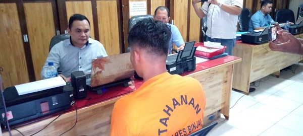 Tersangka pelalu pembunuhan mahasiswi yang berinitial AP ketika diperiksa personel Reskrim Polres Binjai. Waspada/Nazelian Tanjung