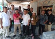TIM TVRI foto bersama dengan pimpinan Gebeng Batubara Abdul Gani seusai makan siang di Labuhanruku, Kecamatan Talawi, Batubara.Waspada/Iwan Has