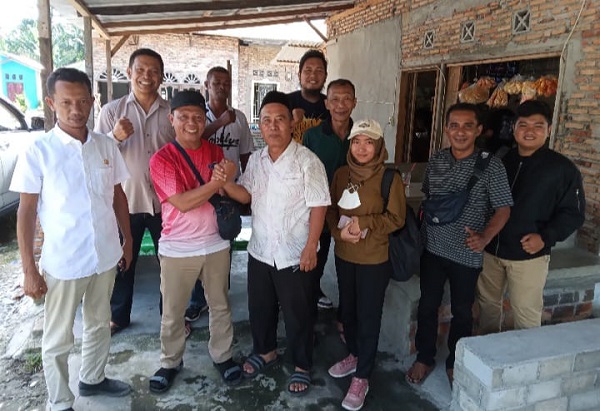 TIM TVRI foto bersama dengan pimpinan Gebeng Batubara Abdul Gani seusai makan siang di Labuhanruku, Kecamatan Talawi, Batubara.Waspada/Iwan Has