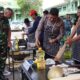 Dandim 0104/Atim Letkol Inf Tri Purwanto,S.I.P saat mengikuti Festival Masak Kuah Beulangong bersama unsur Forkopimda Kota Langsa dan Kabupaten Aceh Timur di Makodim 0104/Atim, Gp. Payabujok Seuleumak, Kecamatan Langsa Baro, Kota Langsa, Rabu (27/9). Waspada/dede