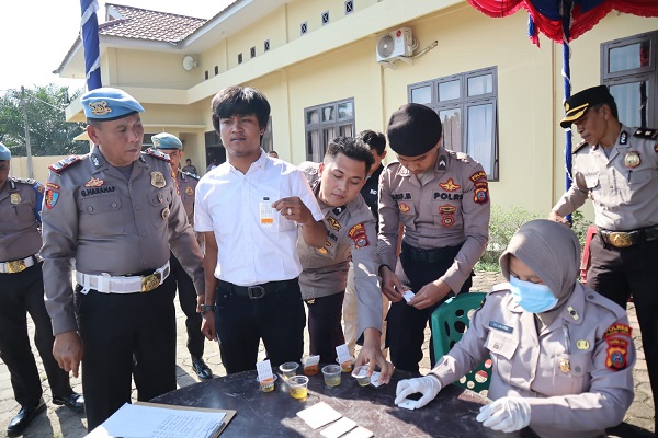 Personil Polres Palas Ikuti Tes Urin Dalam Operasi Gaktiblin, usai apel di Mako Polres Padanglawas, Rabu (27/9).(Waspada/Idaham Butar Butar/Ist