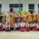 Bunda PAUD Kab. Simalungun, Ny. Ratnawati RHS foto bersama dengan para guru dan siswa SD Negeri 091630 Pematang Kerasaan, Kec. Pematangbandar, Simalungun, Selasa (26/9).(Waspada/ist).