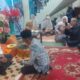 Salah seorang tokoh pendidikan dan Kepala SMA Negeri 3 Langsa, Rusli, SAg sedang mempeusijuek Pj. Wali Kota Langsa yang baru Drs. Syaridin, MPd saat baru tiba di Langsa dari Banda Aceh, di Hotel Kartika Langsa. (Waspada/Ibnu Sa'dan)