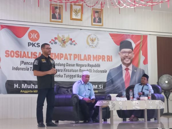 Anggota DPR/MPR RI, H M Nasir Djamil, M.Si, mengisi materi Sosialisasi Empqlat Pilar MPR RI di Idi, Aceh Timur, Sabtu (2/9). Waspada/Muhammad Ishak