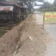 Bahu jalan nasional ruas Kutacane- Batas Gayo Lues, terlihat masih menganga ketika digali rekanan proyek pemasangan pipa air bersih .(Waspada/ Ali Amrqn).