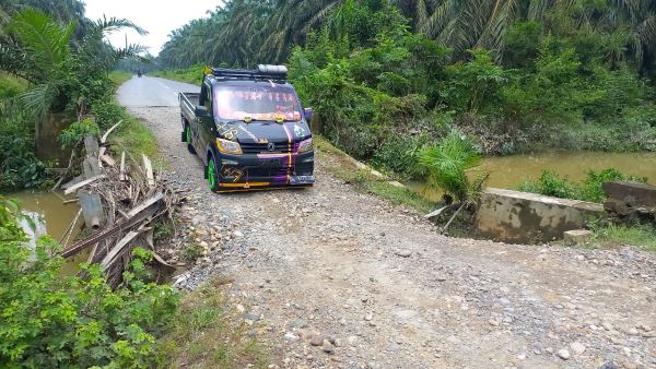 Inilah jembatan Alur Agas, Kampung Tenggulun, Kecamatan Tenggulun, Kabupaten Aceh Tamiang yang sudah amblas sejak empat tahun terakhir ke dalam alur dan belum ada perbaikan dilakukan pemerintah daerah setempat. (Waspada/Yusri).