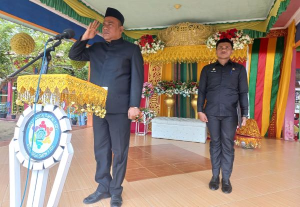 Sekretaris Daerah Kabupaten Aceh Timur, Teuku Reza Rizki, SH, M.Si, menjadi inspektur upacara (irup) dalam Peringatan Hardikda ke-64 Tahun 2023 di SMPN 1 Idi, Sabtu (2/9). Waspada/Muhammad Ishak