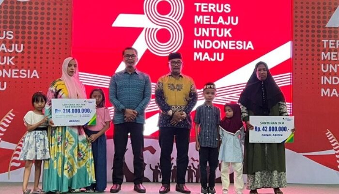 BPJamsostek Langsa Serahkan Simbolis Kartu Dan Santunan Pekerja Rentan