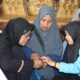 Ibu-ibu Kelompok PKK Desa Bate Puteh saat diberi bimbingan program 'Crochet Plastic', Minggu (3/9). Waspada/dede