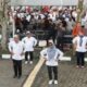 Wali Kota Susanti Dewayani (tengah depan) senam bersama masyarakat dan lainnya saat pegelaran Festival Sisibataslabuhan yang penyelenggaranya KPw BI Kota Pematangsiantar di halaman KPw BI, Jl. Adam Malik pada hari kedua Minggu (3/9).(Waspada-Edoard Sinaga).