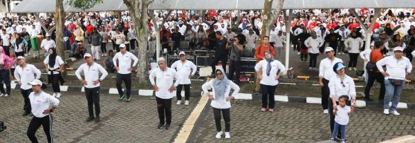 Wali Kota Susanti Dewayani (tengah depan) senam bersama masyarakat dan lainnya saat pegelaran Festival Sisibataslabuhan yang penyelenggaranya KPw BI Kota Pematangsiantar di halaman KPw BI, Jl. Adam Malik pada hari kedua Minggu (3/9).(Waspada-Edoard Sinaga).