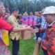 Bupati Sergai H. Darma Wijaya didampingi Wabup Adlin Tambunan menyerahkan bingkisan batik kepada para kepala desa. Waspada/Darmawan