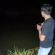 Seorang warga memperlihatkan kolam lokasi tenggelamnya Fahrul,7,di Gampong Cot U Sibak, Kecamatan Lhoksukon, Aceh Utara, Sabtu (2/9) sore. Peristiwa tersebut menambah jumlah korban anak meninggal akibat tenggelam di Aceh Utara. Waspada/ist