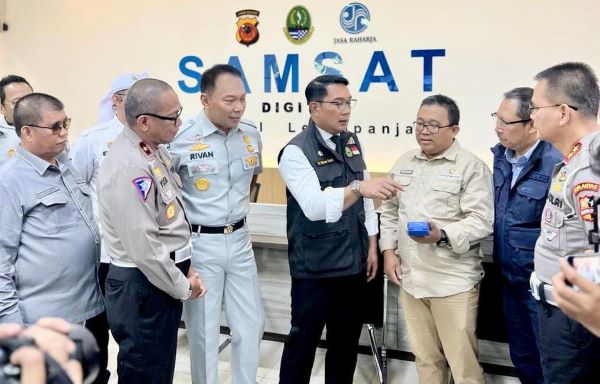 Direktur Utama Jasa Raharja, Rivan A. Purwantono saat meresmikan Samsat Digital di Terminal Leuwipanjang. Waspada/ist
