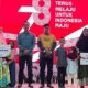 Kepala Kantor BPJamsostek Langsa, Muhammad Kurniawan saat memberikan masing-masing peserta penerima kartu dan manfaat santunan BPJamsostek. Waspada/dede