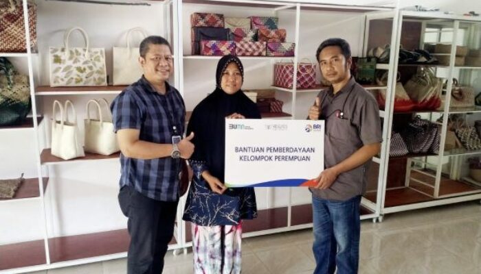 Peduli UMKM Perempuan, BRI Lubukpakam Serahkan Bantuan CSR