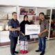 Pihak Branch Office Lubukpakam, menyerahkan bantuan CSR) kepada para kelompok perempuan perajin UMKM. (Waspada/ist).