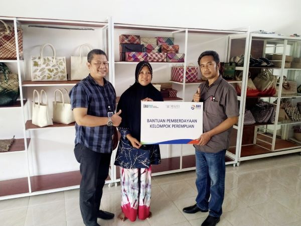 Pihak Branch Office Lubukpakam, menyerahkan bantuan CSR) kepada para kelompok perempuan perajin UMKM. (Waspada/ist).