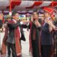 Keturunan Raja Sonak Malela mangolopi Bupati Toba dan jajarannya pada pesta Jubileum 50 Tahun Monumen Pusaka ni Raja Sonak Malela di Lapangan Sisingamangaraja, Balige, Kabupaten Toba, Sumatera Utara pada Minggu (3/9). Waspada/Ist