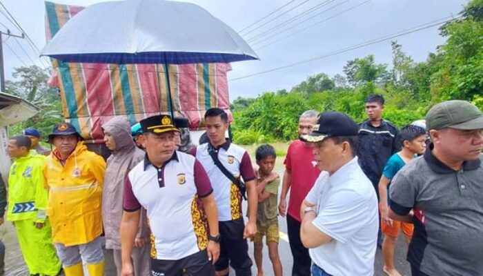 Ahmadliyah Dan Sejumlah Pejabat Simeulue Tinjau Area Terdampak Banjir