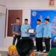 Ketua DPW BKPRMI Aceh, Dr Mulia Rahman, S.Pd.I, MA, didampingi Wakil Sekretaris Umum DPW BKPRMI Aceh, H Muhammad Ishak, menerima Piagam Penghargaan usai menyampaikan materi Pelatihan Guru TPA di Aula MAN Insan Cendekia Aceh Timur di Idi, Sabtu (2/9). Waspada/Ist.