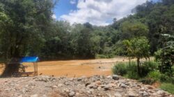 Aktivitas pertambangan di Sungai Batangnatal. Sungguh ini mencemaskan, keruh, diduga tercemar. Waspada/Irham H. Nasution