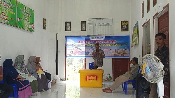 Geuchik Matang Rayeuk Pulo Puntong, Yusran S.E saat membuka pelatihan pemanfaatan limbah Bivalvia (cangkang kerang) dengan menggunakan resin akrilik, Senin (4/9). Waspada/ist