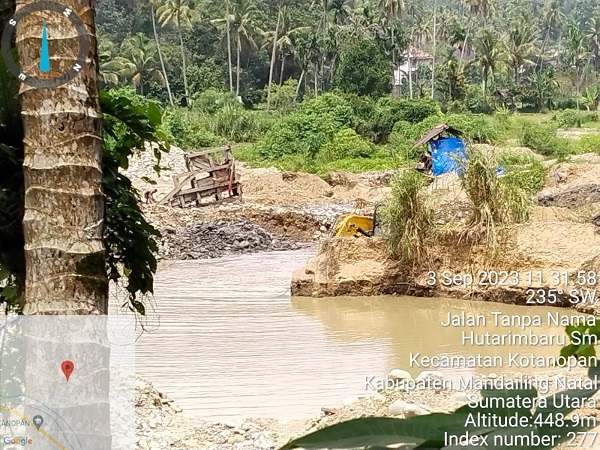 Pertambangan emas tanpa izin (PETI) menggunakan ekskavator beroperasi di Kec. Kotanopan atau dikenal Mandailingjulu. Waspada.id/Ist