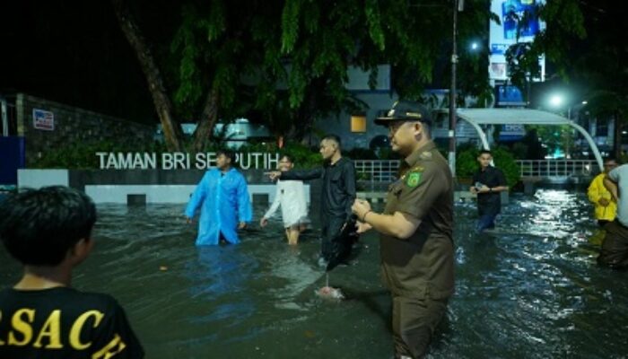 Pastikan Pengerjaan Drainase Berfungsi, Bobby Nasution Basah-basahan Terobos Hujan Deras