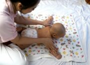 Melatih Motorik Bayi dengan Pijat Sejak Dini