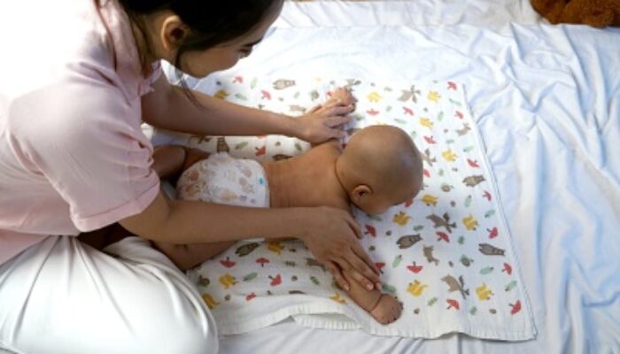 Melatih Motorik Bayi dengan Pijat Sejak Dini