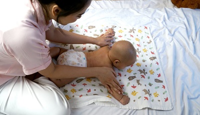 MELATIH motorik bayi dengan pijat sejak dini. Waspada/Ist