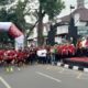 KASDAM I/BB Brigjen TNI Refrizal saat mengangkat bendera start pertanda dimulainya pelaksanaan Fun Run memeriahkan HUT ke 78 TNI di Lapangan Benteng Medan, Minggu (24/9). Waspada/Andi Aria Tirtayasa