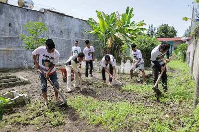 JARINGAN sukarelawan Ustaz Sahabat (Usbat) Ganjar Sumatera Utara (Sumut) menggelar kegiatan bersih-bersih area pemakaman di Desa Kolam, Kecamatan Percut Sei Tuan, Kabupaten Deli Serdang, Sumut, Selasa (19/9/2023). Waspada/Ist