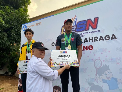 KEPALA Dinas Pendidikan Sumatera Utara Dr H Asren Nasution MA, menyerahkan hadiah kepada Pratama Amni Syahnanda siswa SMKN 1 Sei Rampah Kabupaten Serdang Bedagai, Sumut, yang berhasil memborong tiga medali sekaligus pada Olimpiade Olahraga Siswa Nasional (02SN) Sekolah Menengah Kejuruan (SMK) Tingkat Nasional Cabang Renang di Kolam Renang Bulungan, Jakarta, Kamis (14/9/2023). Waspada/Ist