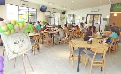 LOKASI baru Habitat Coffee di Jl. KH Wahid Hasyim Medan lebih luas dan nyaman. Waspada/Surya Efendi